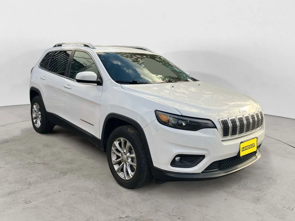Used 2019 White Jeep Latitude image 3