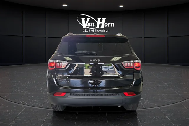 New 2026 Diamond Black Crystal Pearl-Coat Exterior Paint Jeep Latitude image 6