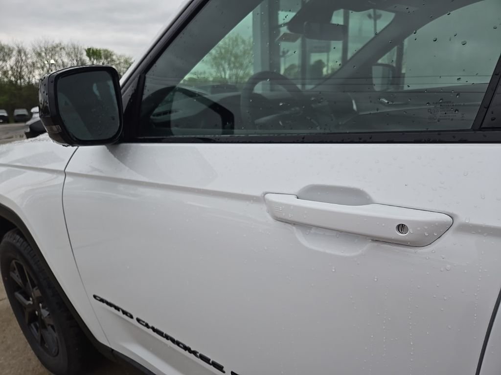 New 2026 Bright White Clear-Coat Exterior Paint Jeep Altitude image 27