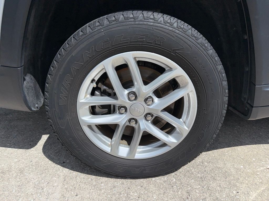 Used 2023 Silver Jeep Laredo image 37