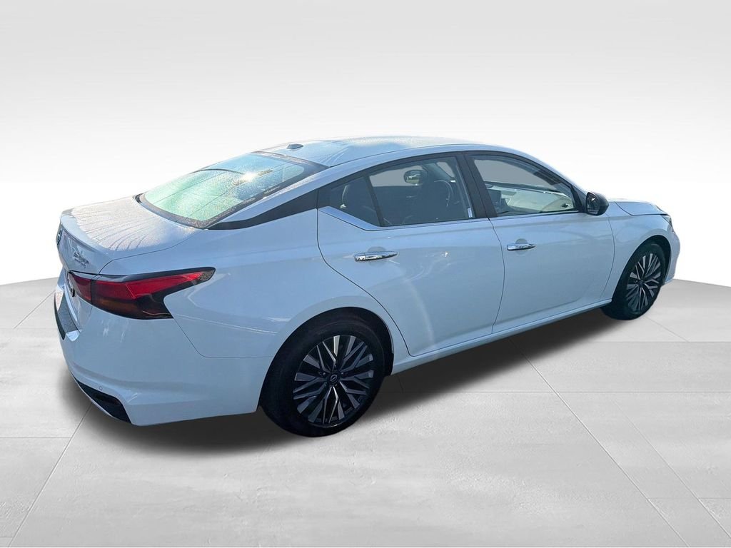 Used 2025 White Nissan 2.5 SV image 5