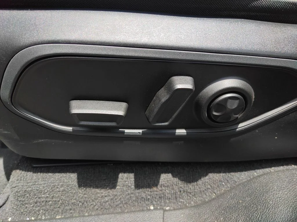 Used 2021 Silver Jeep Altitude image 7