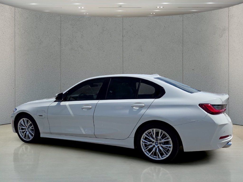 2023 BMW 3 Series 330e - Photo 8