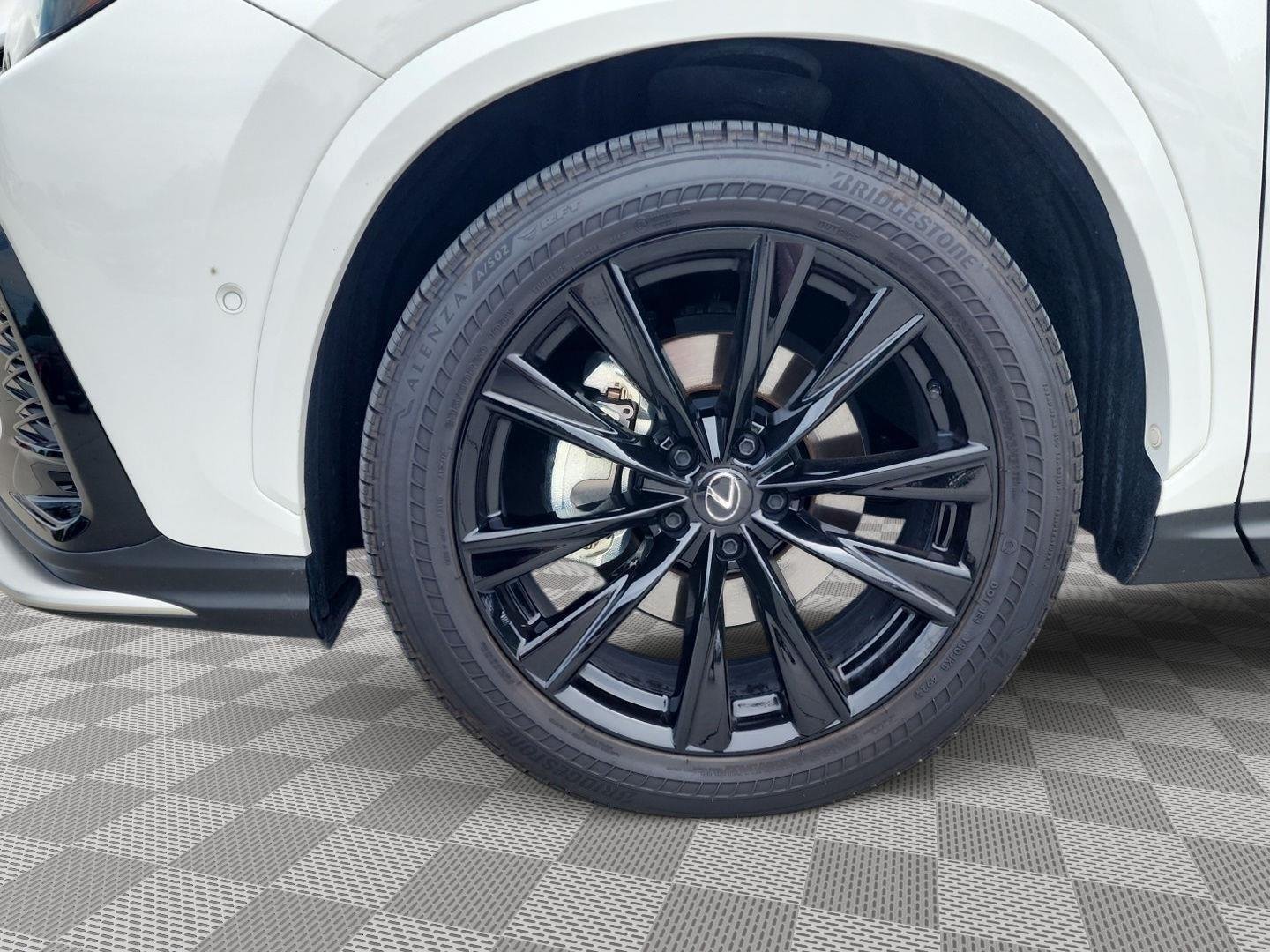 Used 2025 Ultra White Lexus NX 450h+ F SPORT Handling image 4