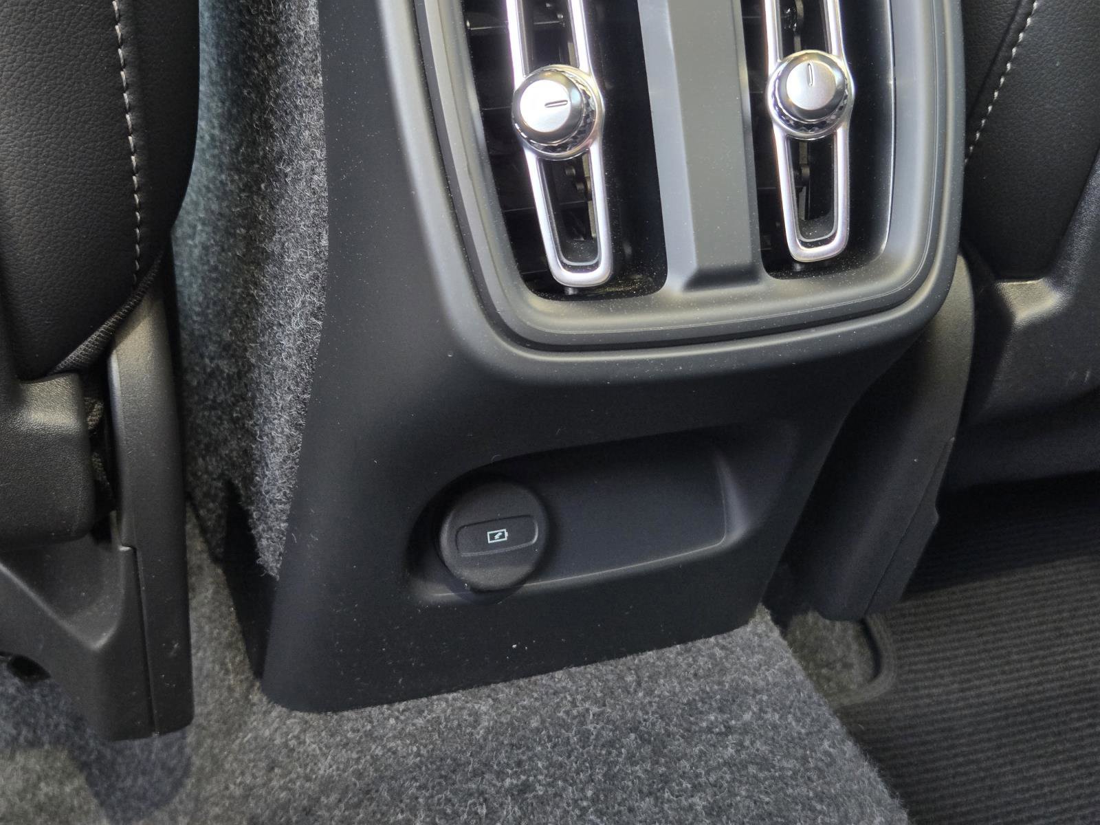 Used 2025 Black Volvo Plus Dark Theme image 33