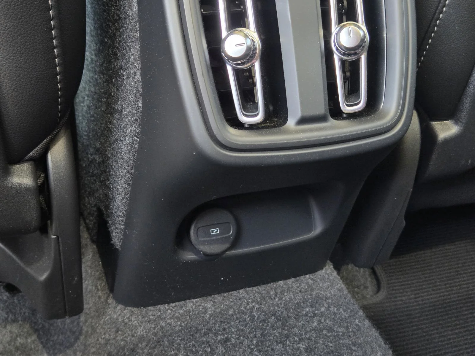 Used 2025 Black Volvo Plus Dark Theme image 33