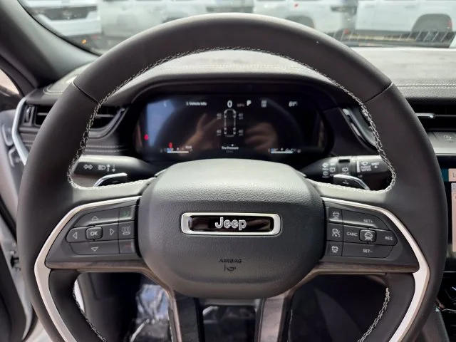 New 2027 Bright White Clear-Coat Paint Jeep Laredo Altitude image 27