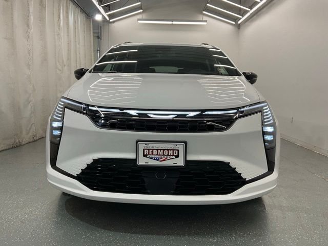 New 2027 Bright White Clear-Coat Exterior Paint Chrysler Limited image 3