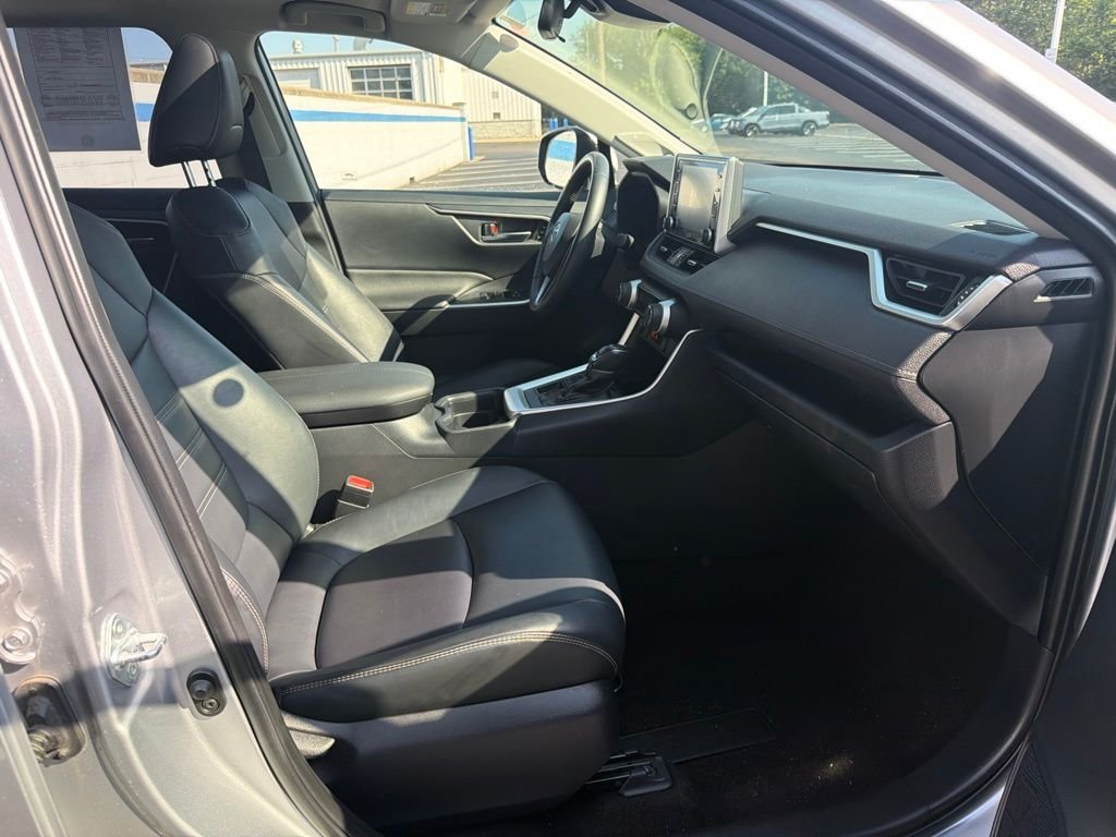 Used 2019 Silver Sky Metallic Toyota XLE Premium image 25