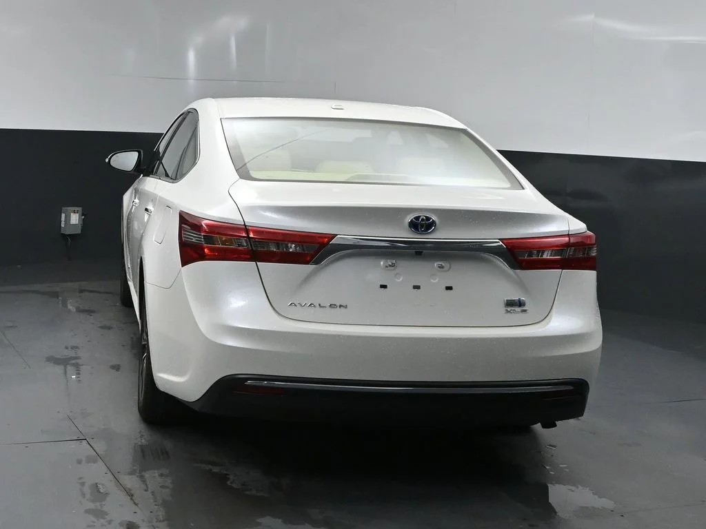 Used 2018 Blizzard Pearl Toyota XLE Premium image 3