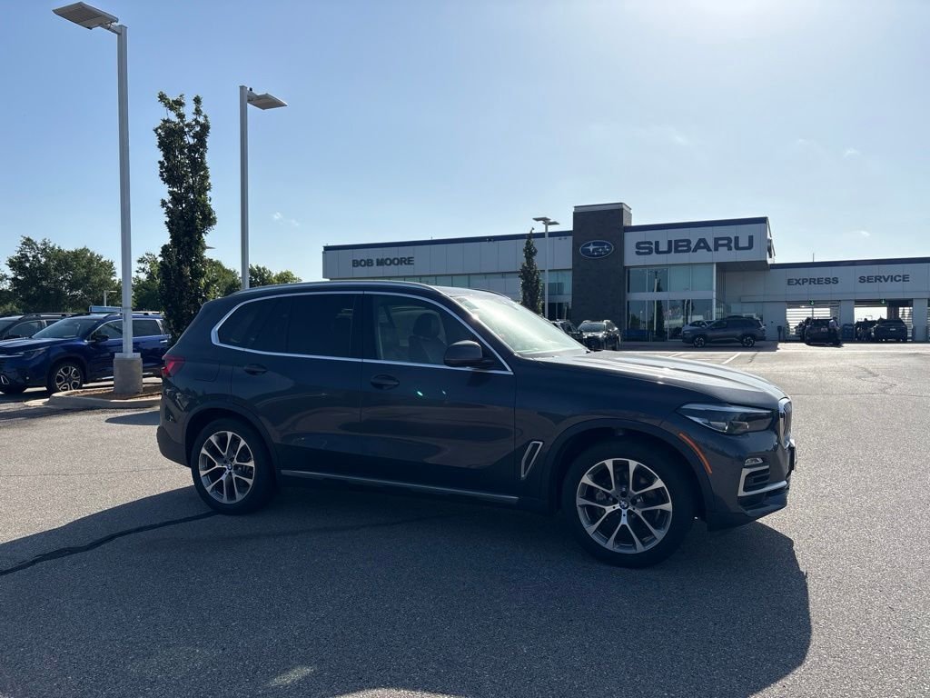 Used 2019 Gray BMW xDrive40i image 1
