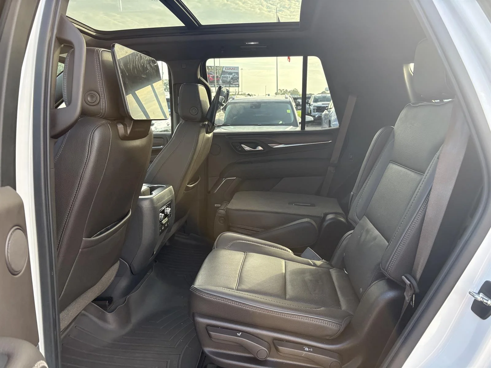 Used 2021 WHITE FROST TRICOAT GMC Denali image 27