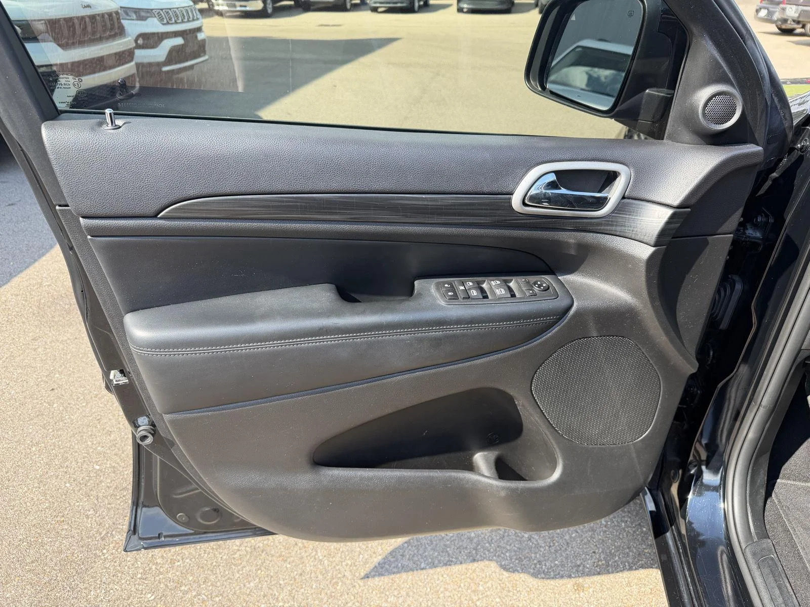 Used 2020 Diamond Black Crystal Pearlcoat Jeep Altitude image 17