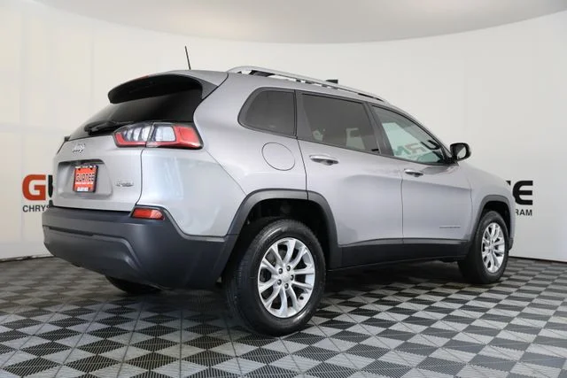 Used 2020 Silver Jeep Latitude image 4