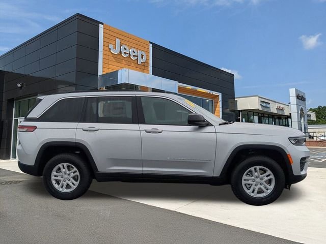 New 2025 Silver Zynith Exterior Paint Jeep Laredo image 9