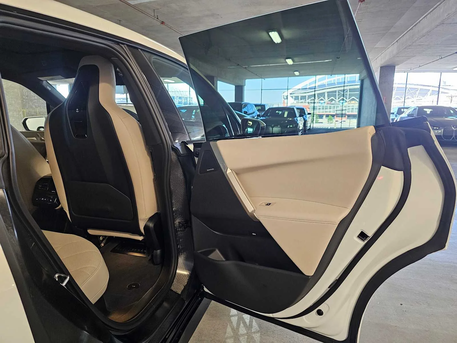 Certified Used 2024 Alpine White BMW xDrive50 image 27