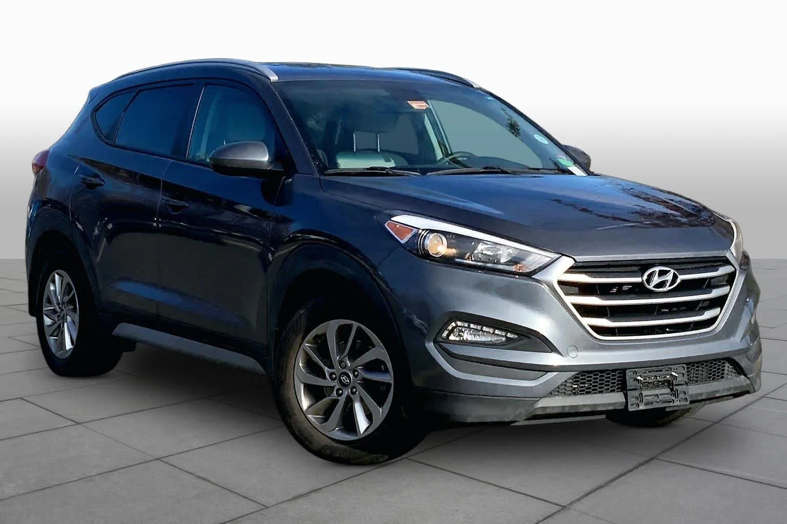 Used 2018 Coliseum Gray Hyundai SEL image 3