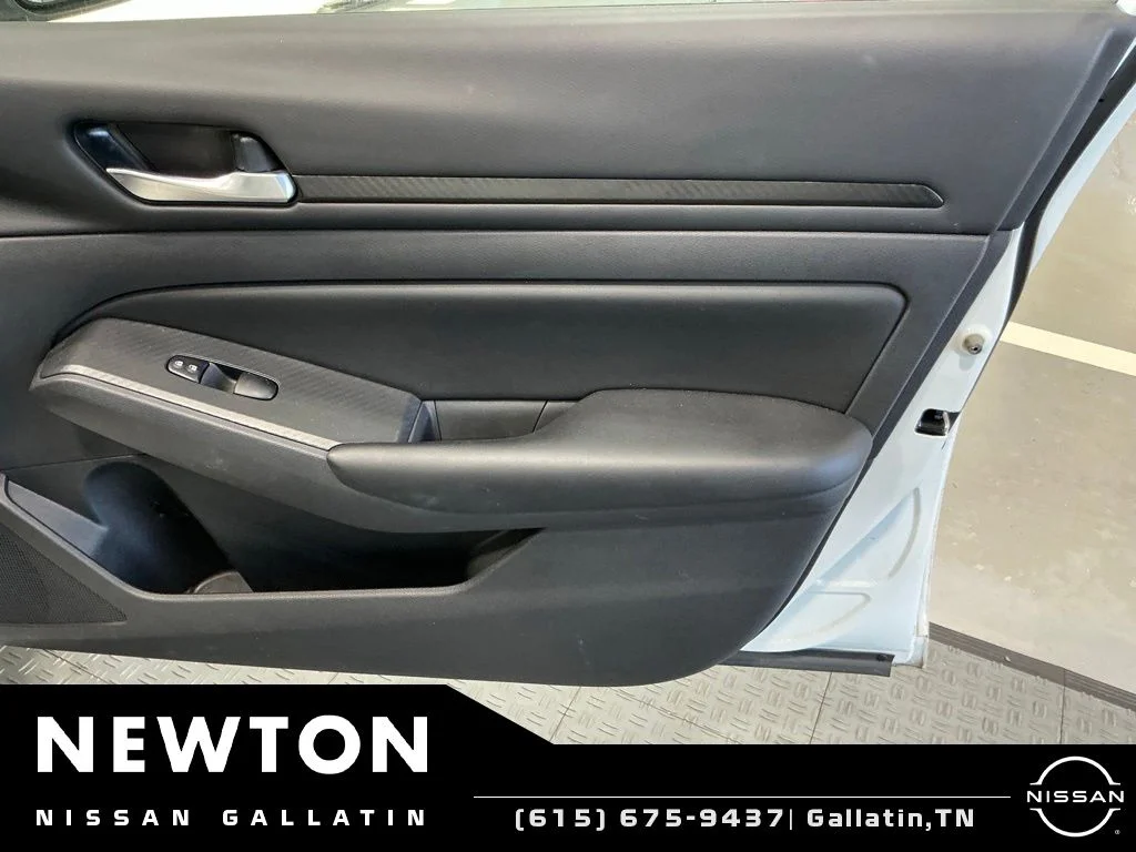 Used 2022 White Nissan 2.5 S image 5