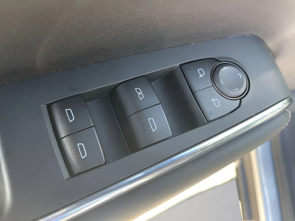 Used 2025 Sterling Metallic GMC Elevation image 28