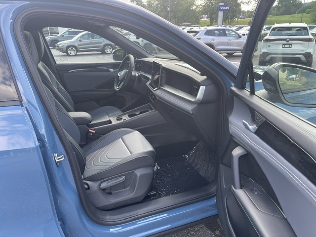 New 2026 Monterey Blue W/Deep Black Roof Volkswagen 2.0T SE R-Line Black image 9