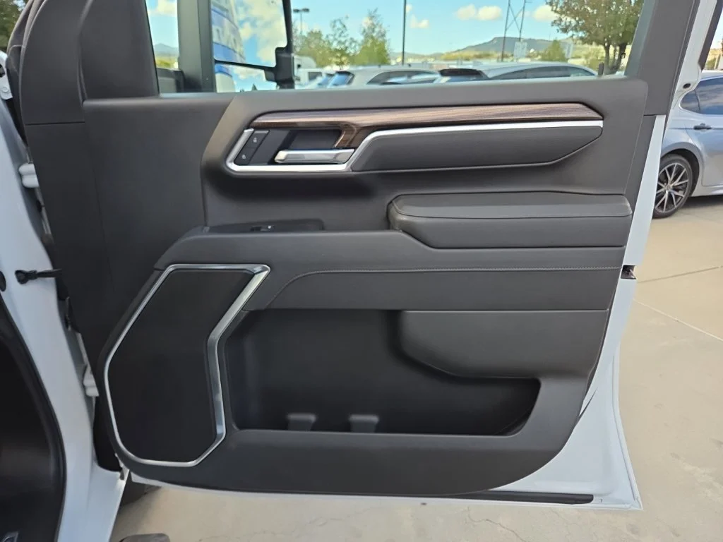 Used 2025 White Chevrolet LT image 24