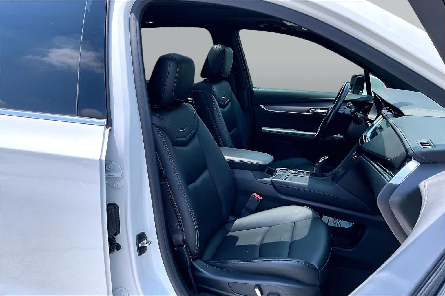 Used 2021 Crystal White Tricoat Cadillac Luxury image 9