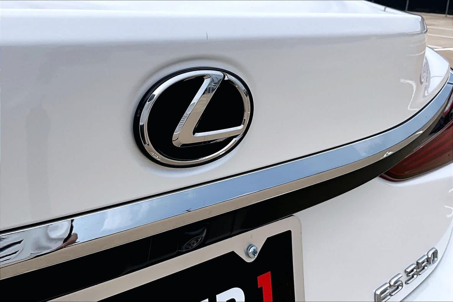 Used 2020 Eminent White Pearl Lexus  image 31