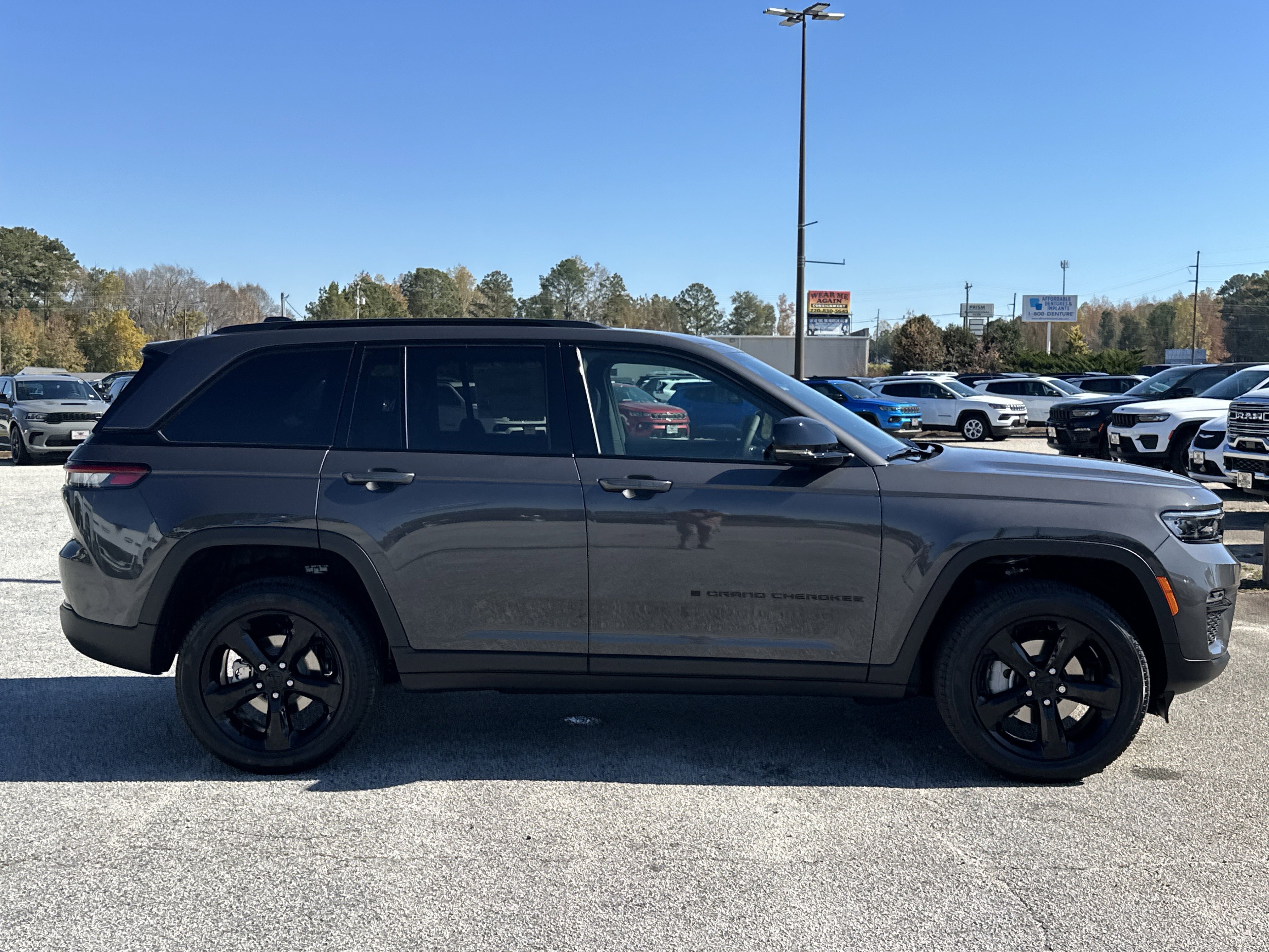 New 2025 Baltic Gray Metallic Clear-Coat Exterior Paint Jeep Limited image 9
