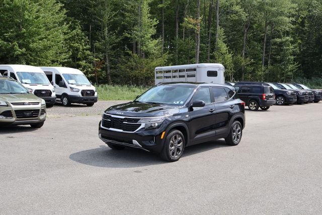 Used 2024 Black Kia LX image 3