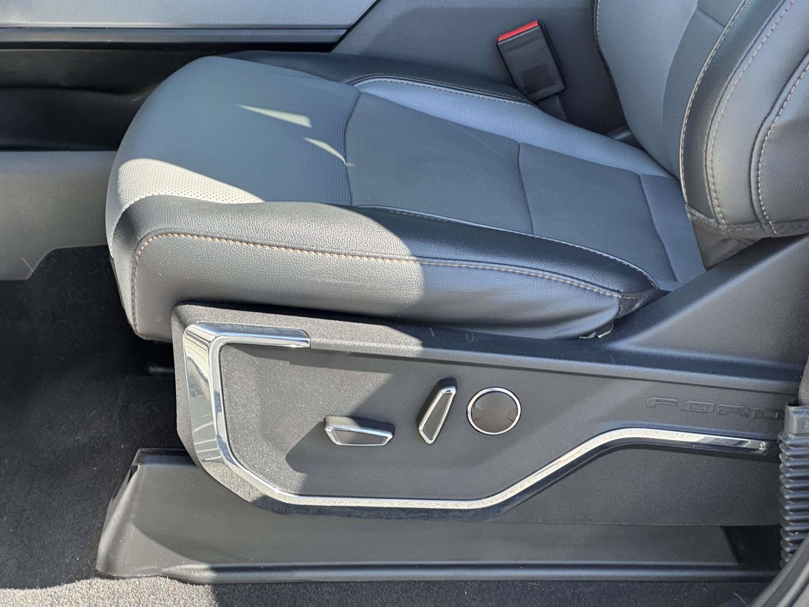 Used 2023 White Metallic Ford LARIAT image 17