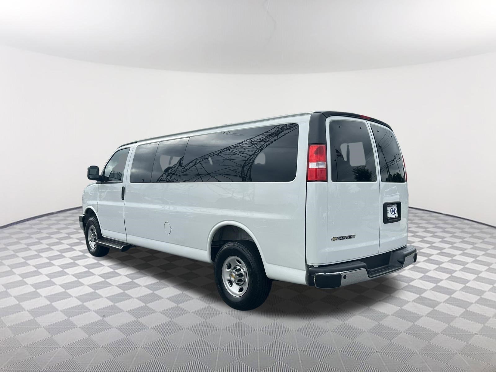 Used 2025 Summit White Chevrolet LT image 7