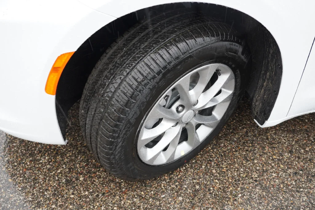 New 2027 Bright White Clear-Coat Paint Chrysler Select image 9
