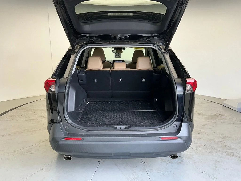 Used 2019 Black Toyota XLE Premium image 5