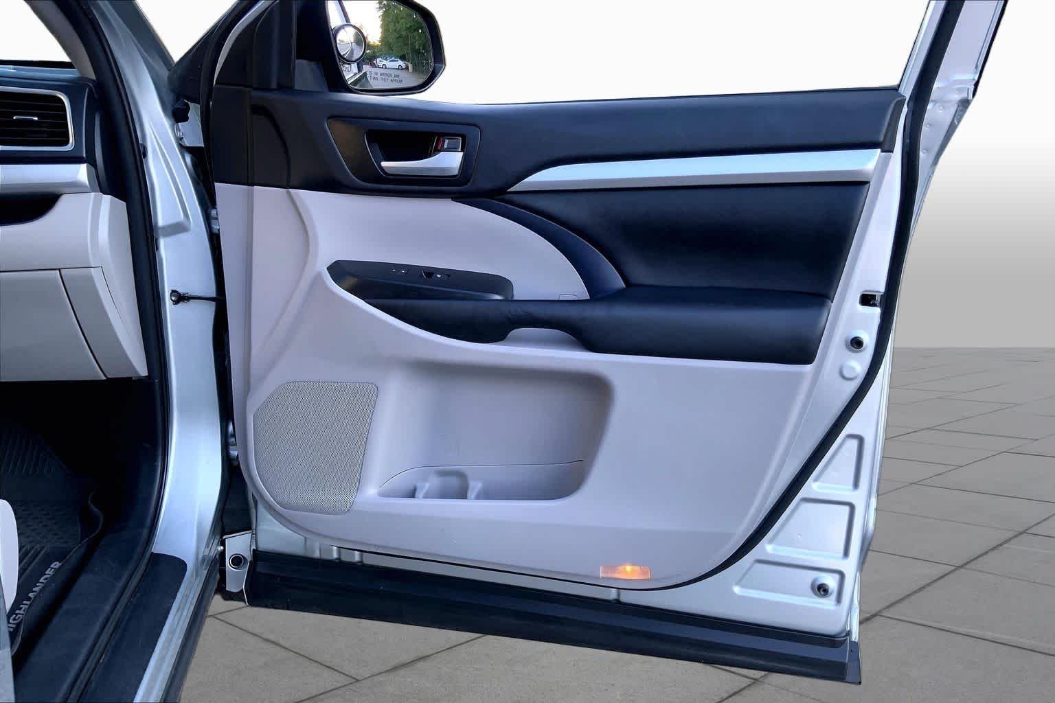 Used 2018 Celestial Silver Metallic Toyota XLE image 23