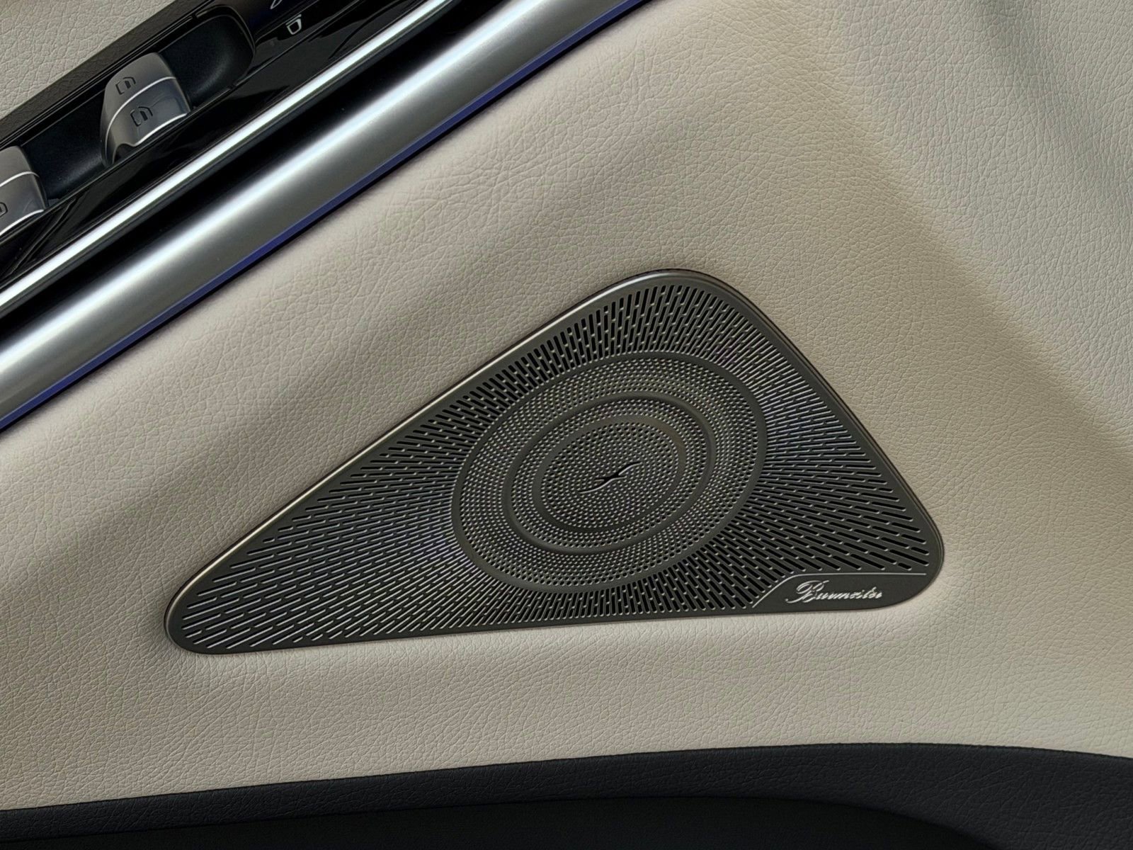 New 2026 MANUFAKTUR Moonlight White Metallic Mercedes-Benz S 500 image 35