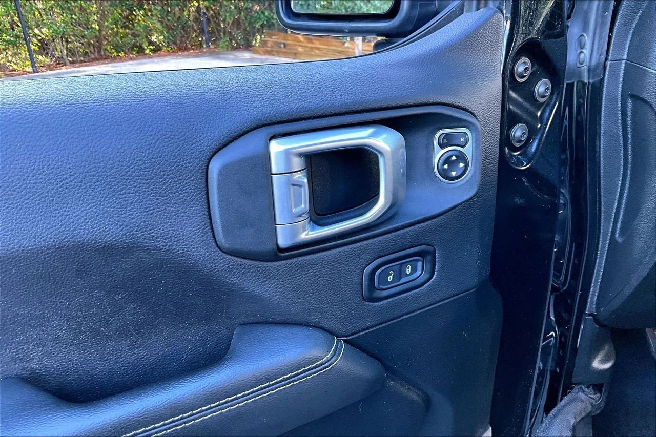 Used 2021 Black Jeep Sahara image 25