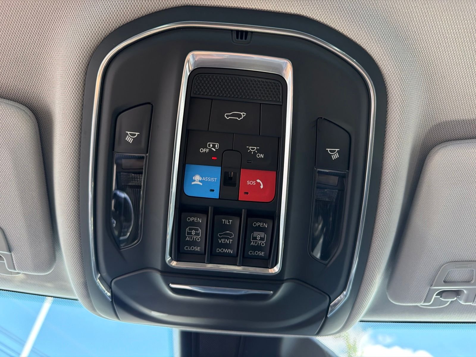 Used 2023  Jeep Limited image 30