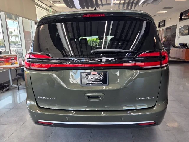 New 2027 Olive Green Pearl-Coat Exterior Paint Chrysler Limited image 5