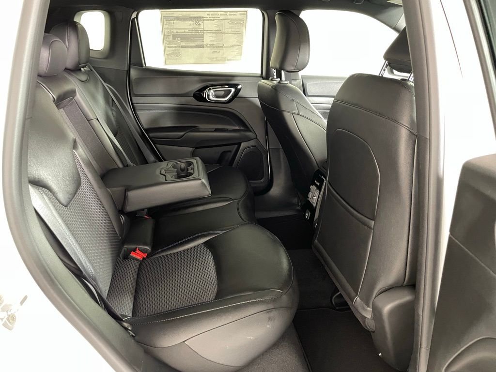 New 2026 Bright White Clearcoat Jeep Latitude image 38