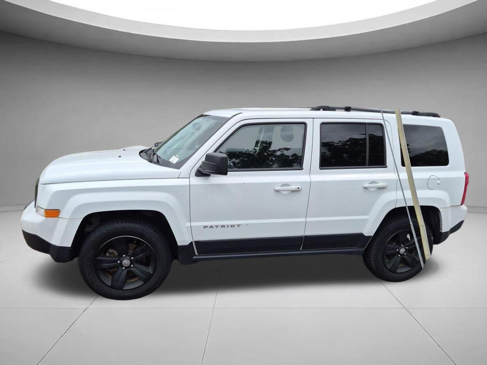 Used 2017 Bright White Clearcoat Jeep Latitude image 3