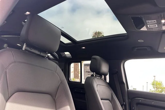 New 2026 Woolstone Green Land Rover X-Dynamic SE image 15