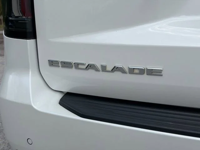 Used 2022 Crystal White Tricoat Cadillac Sport Platinum image 11