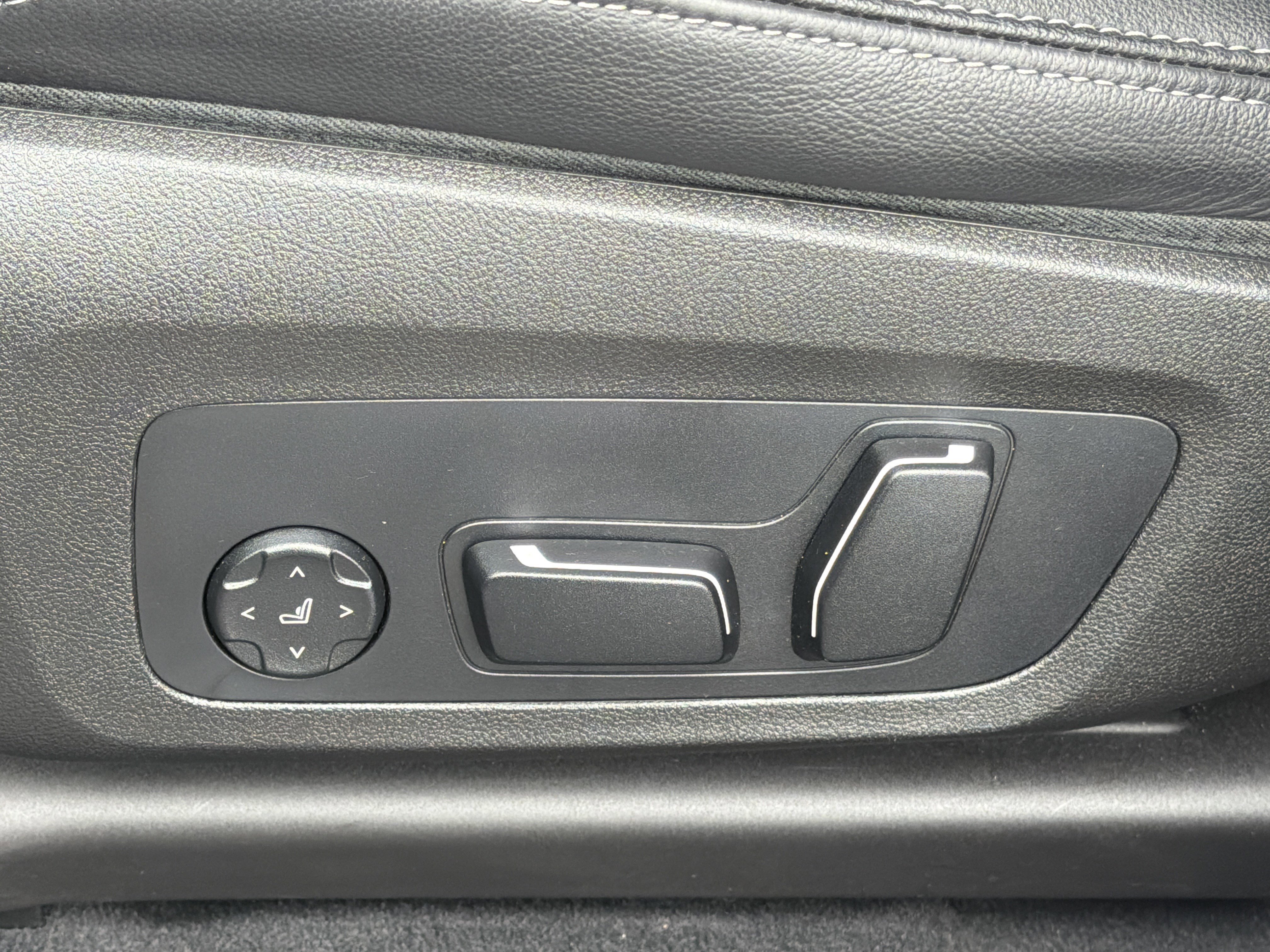 Used 2025 Mineral White Metallic BMW xDrive30i image 19