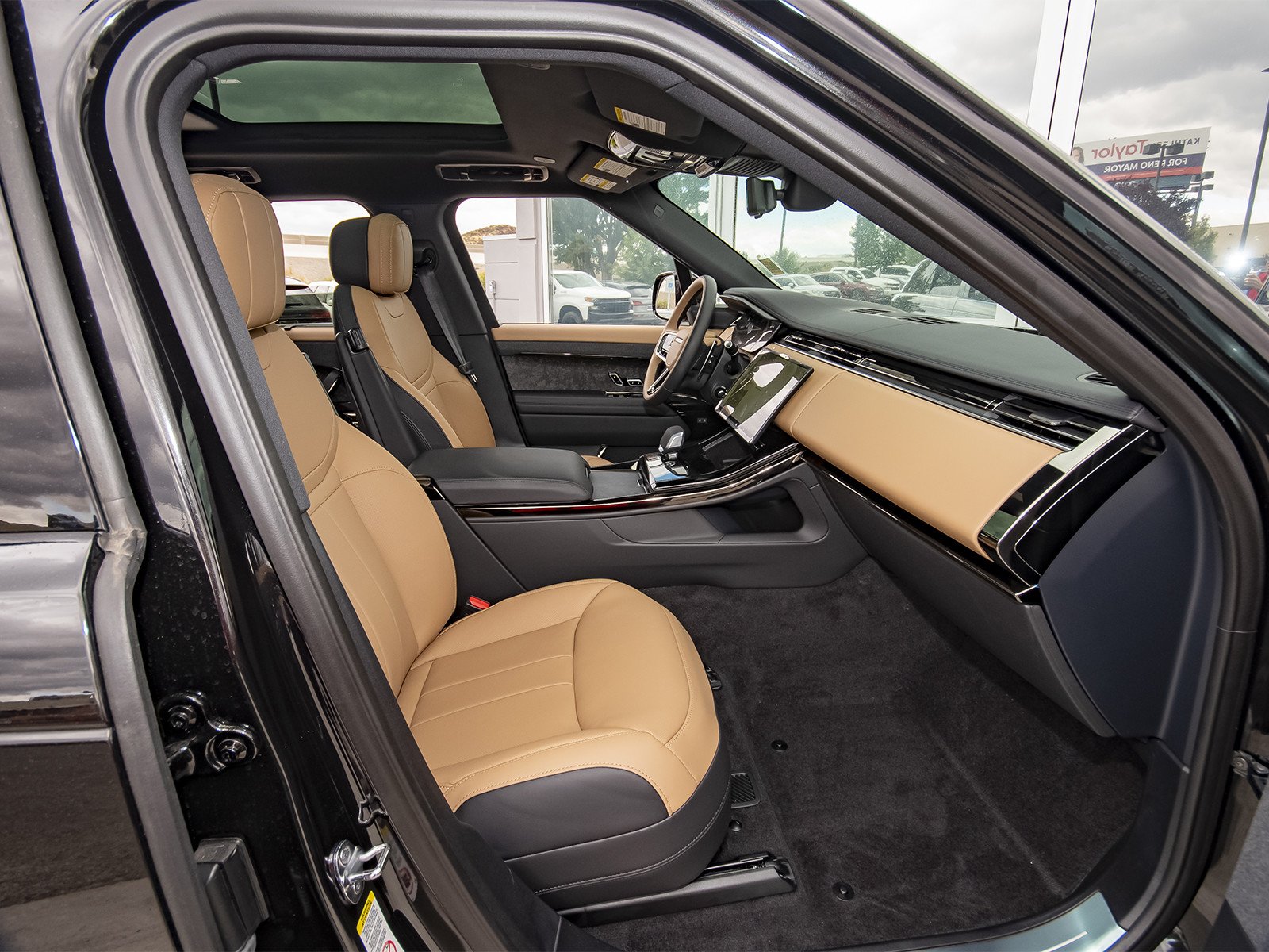 New 2026 Santorini Black Land Rover Dynamic SE image 39