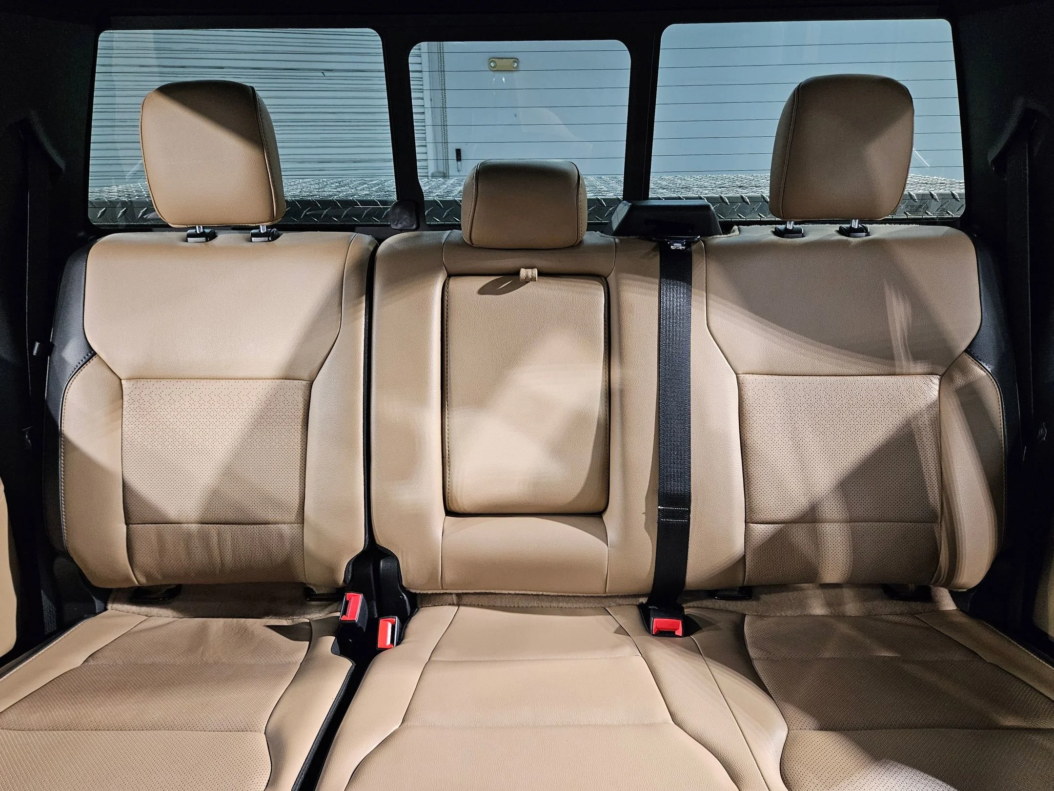 Used 2022 Smoked Quartz Metallic Tinted Clearcoat Ford LARIAT image 13