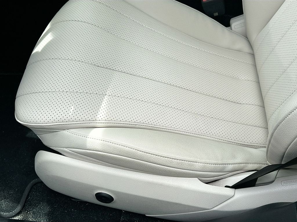 Certified Used 2025  Mercedes-Benz E 450 image 20