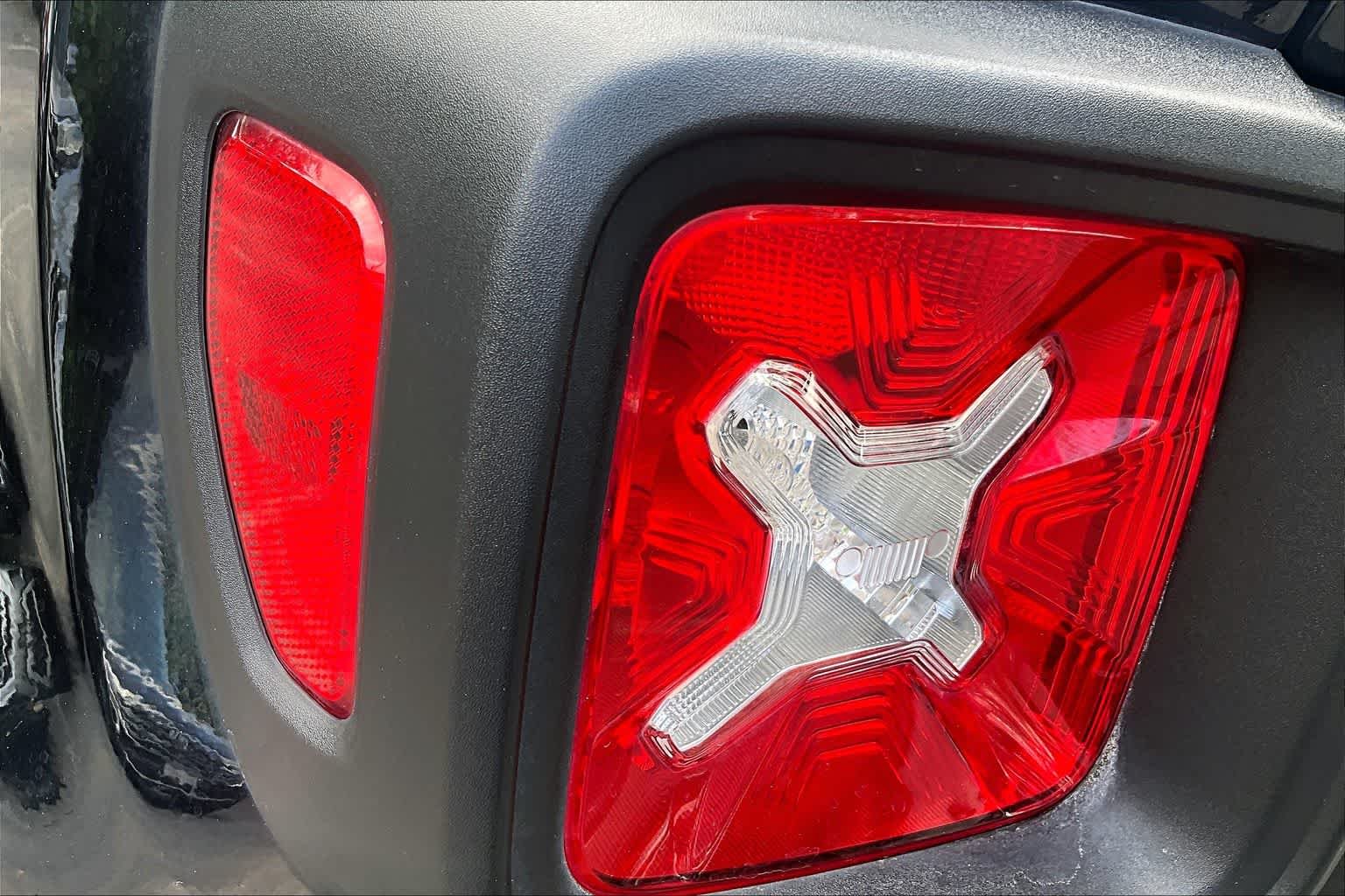 Used 2020 Black Clearcoat Jeep Latitude image 28