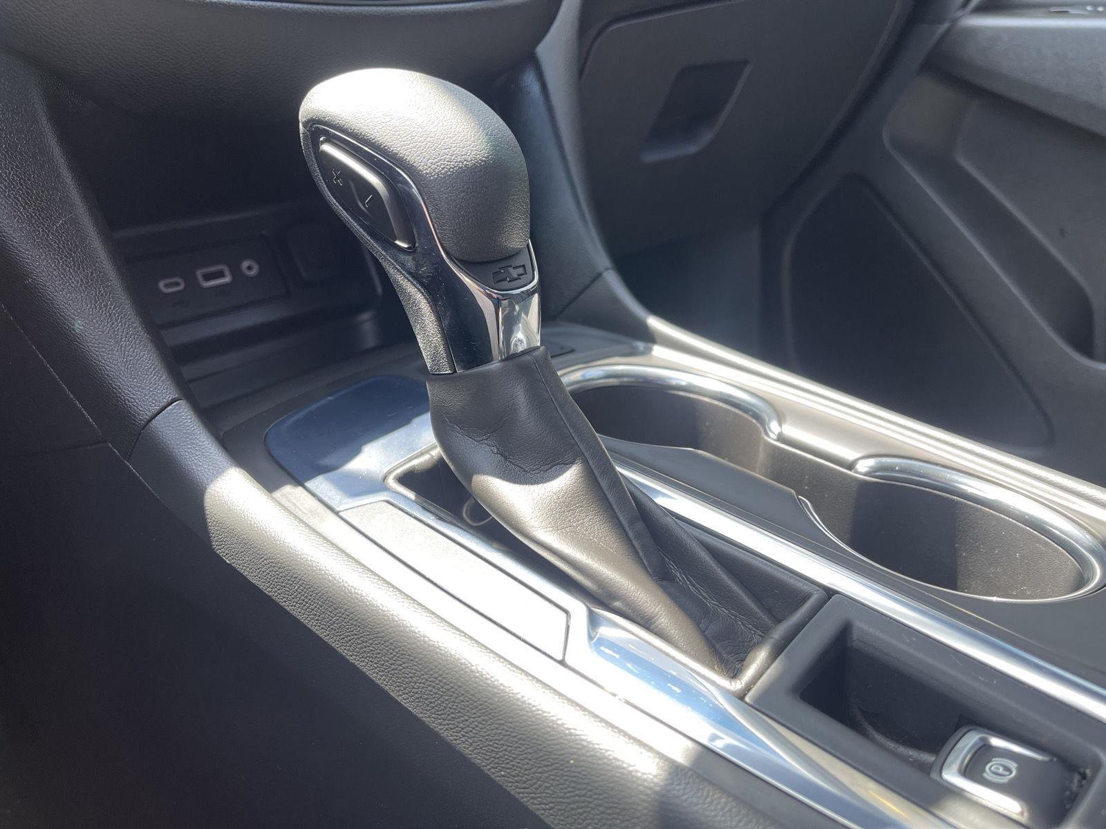 Used 2024 Summit White Chevrolet LT image 29