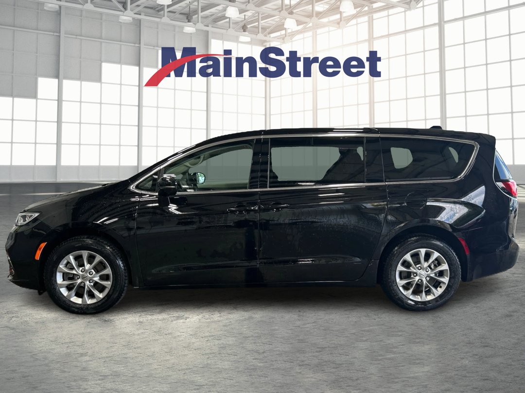 Used 2024 Chrysler Pacifica Touring L with VIN 2C4RC3BG8RR161323 for sale in Kansas City