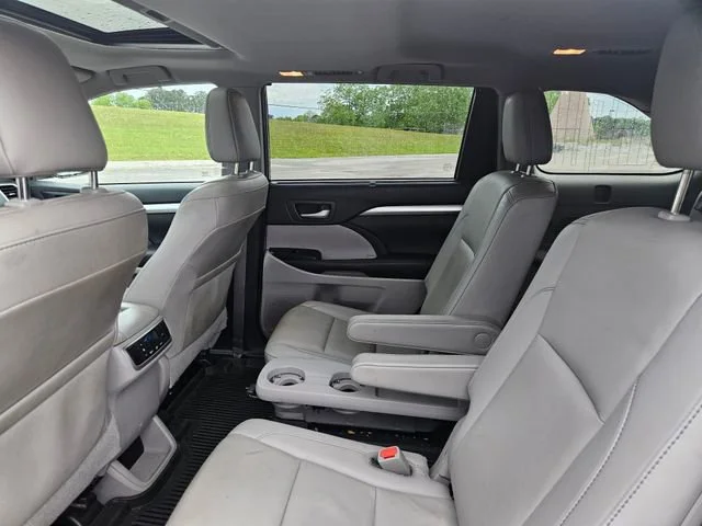 Used 2019  Toyota SE image 25
